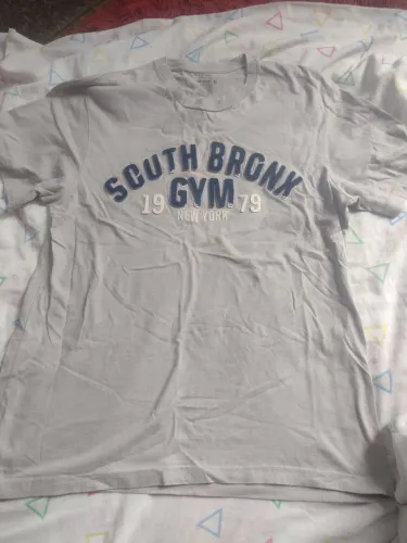 Camiseta cinza da marca OLD NAVY.