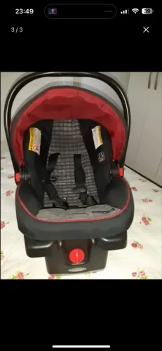 Bebê conforto com base fixa para carro.