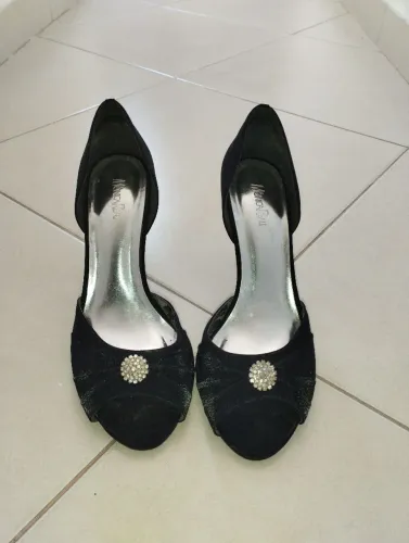 Sapatos pretos de salto alto com detalhe em strass