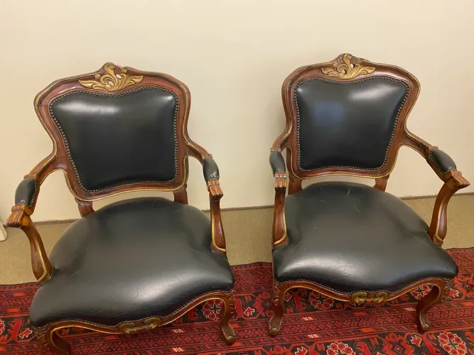 Conjunto 2 cadeiras escritório Estilo Luis VX, com revestimento em couro