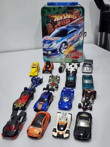 Maleta Especial + Coleção vintage 17 Hot Wheels