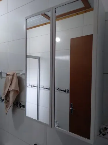 BALCÃO AÉREO COM ESPELHO PARA BANHEIRO