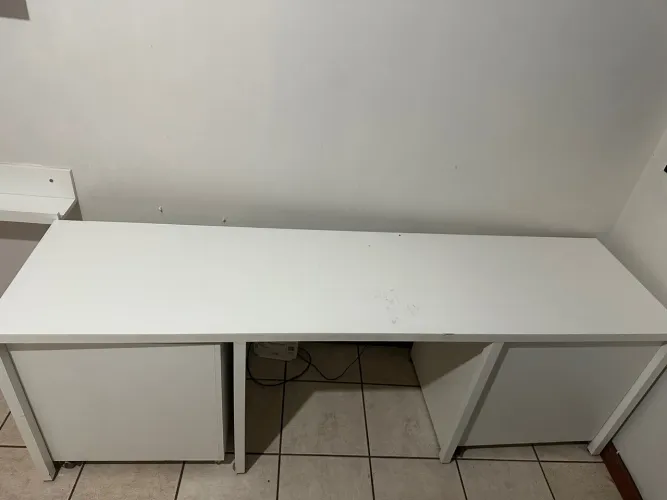 Escrivaninha infantil com dois gaveteiros