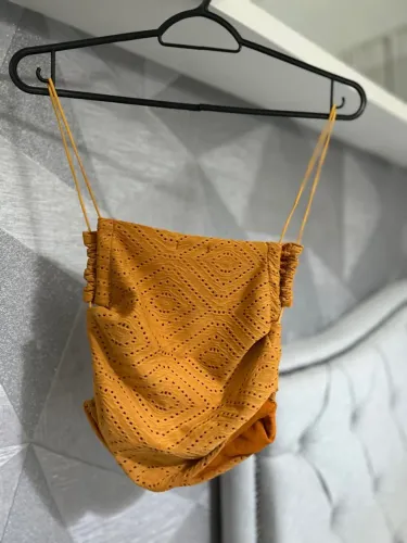 Blusa Amarela com Detalhes Vazados