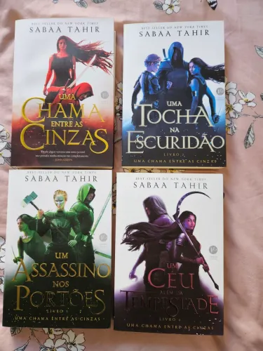 Coleção Uma Chama Entre as Cinzas - Sabaa Tahir (4 Livros)
