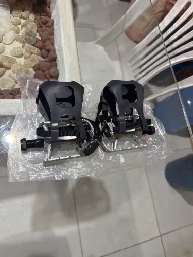 Pedal em alumínio com firma pé .