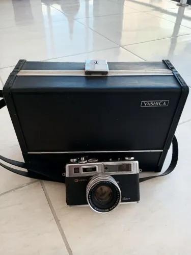 Câmera YASHICA GSN completa com case