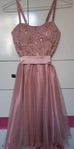 Vestido de Festa Rosa com Detalhes