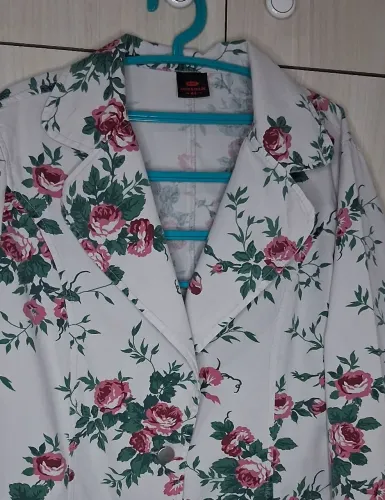 Blaser floral cor do fundo cinza claro.
