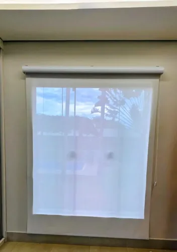Persiana Rolo com bandô, tela solar 3%, branca, medidas 1,80 x 2,30m. Marca Giraluz.