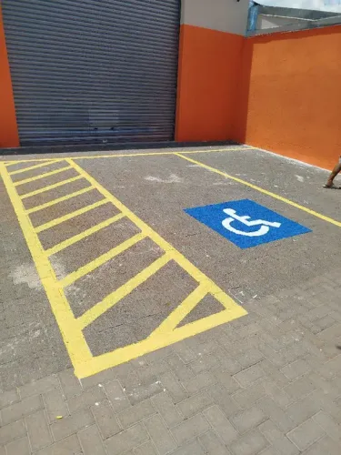 Pintura de demarcação e letras