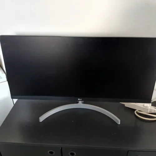 Monitor LG ultrawide 29 p' (usado, com listras aparecendo na tela)