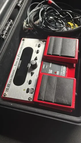 Boss VE-20. Pedal de efeito para voz e instrumentos de sopro.