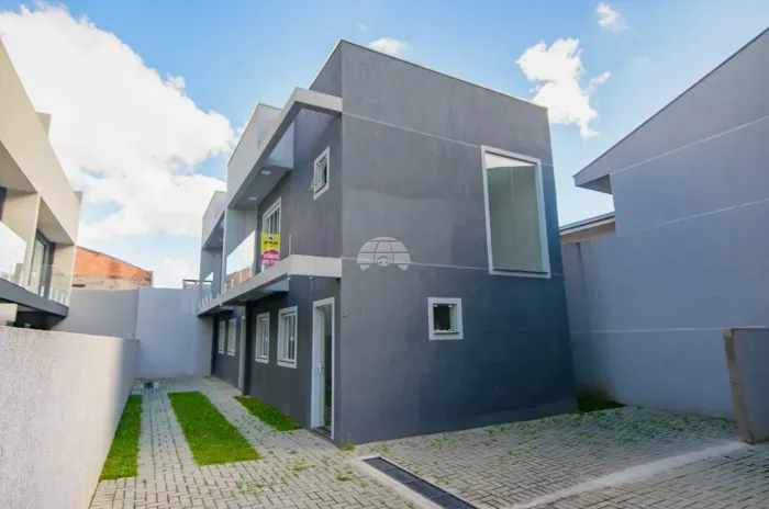 Sobrado para venda possui 77 metros quadrados com 2 quartos em Capão da Imbuia - Curitiba