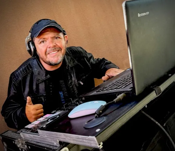 Promoção DJ, Som e Iluminação.