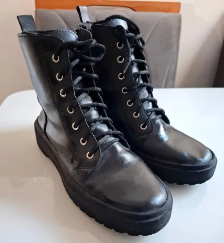 Coturno Preto Cano Curto