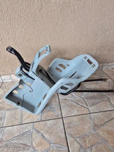 Cadeira traseira para bicicleta, com suporte.