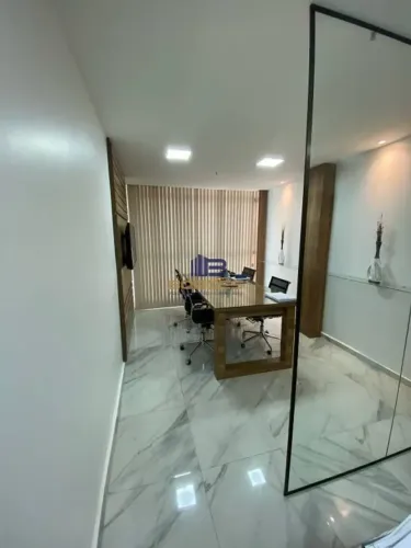 Excelente sala comercial mobiliada à venda, com 36m² e vaga na Barra da Tijuca/RJ