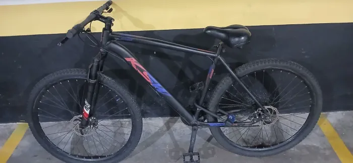 BICICLETA XLT 100 29X21 24V C/CAMBIO SHIMANO PRETO/VERMELHO E AZUL