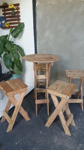 Vendo mesa de madeira com quatro bancos