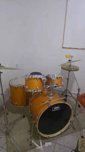 Bateria completa com pratos