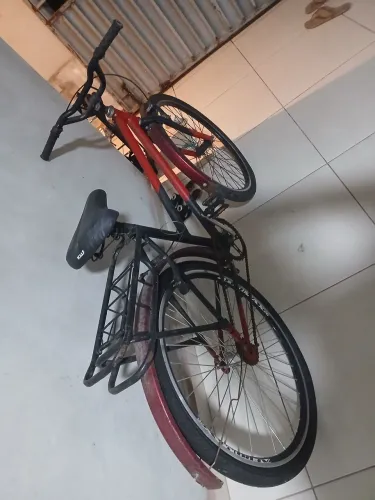Vende-se uma bicicleta! Valor 300 reais aceito cartão.ela está sem inova