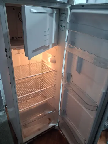 Geladeira usada , nao está gelando