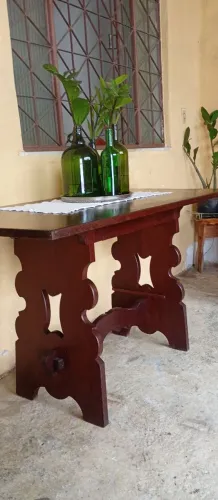 Mesa Rústica Estilo Espanhol em Nogueira com Recortes em Espiral