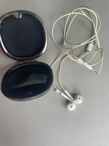 Fone com fio e caixa pra guardar