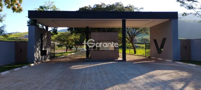 Terreno 300 metros em condomínio fechado, liberado para construir, área de lazer, aceita p