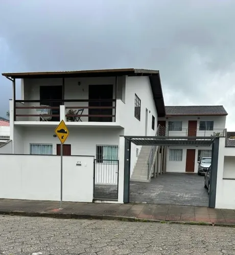 Aluga-se apartamento no Córrego Grande