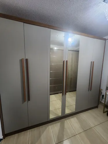 Vendo guarda-roupas 6 portas com espelho