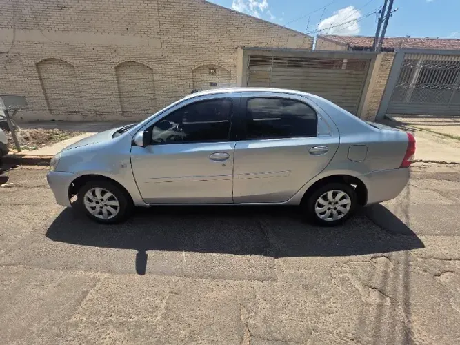 Toyota Etios XS Sedan 1.5 Flex 16V 4P Mec. 2013