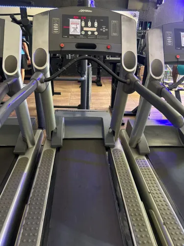 Esteira life fitness T93  Deck novo siar logo 