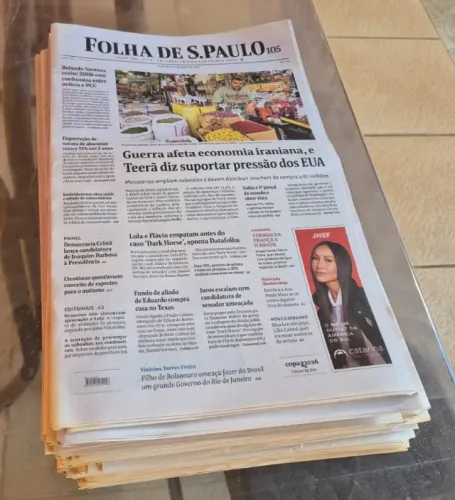 30 edições do jornal Folha de São Paulo