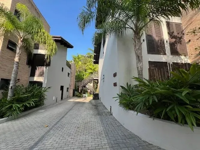 Juquehy - Térrea - Condominio - Piscina Aquecida - 3 suítes - 3 vagas
