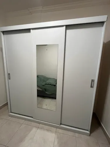 Guarda-roupa invelopado