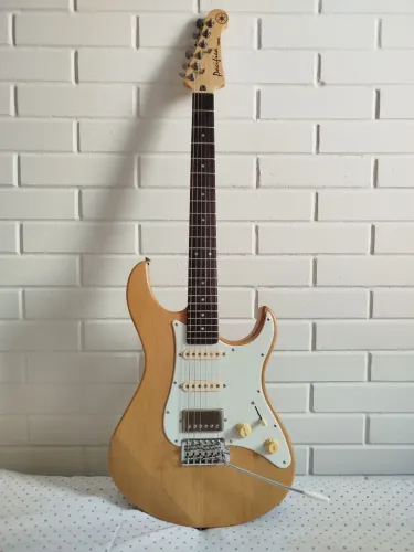 Guitarra Yamaha 112J com Upgrades.