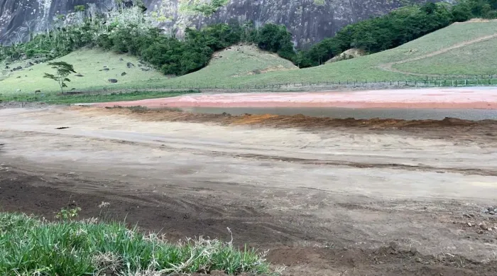 Linda Chácara cercada por pedreira em área verde