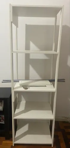 Estante com 4 compartimentos e serve como Closet
