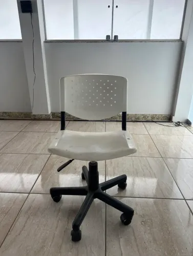 Cadeira de escritório staf prisma giratória