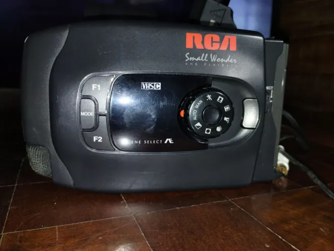 Filmadora vintage marca RCA VHS-C camcorder 12x zoom 