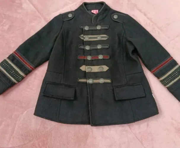 Casaco estilo militar P em lã batida preto com detalhes em corino e veludo