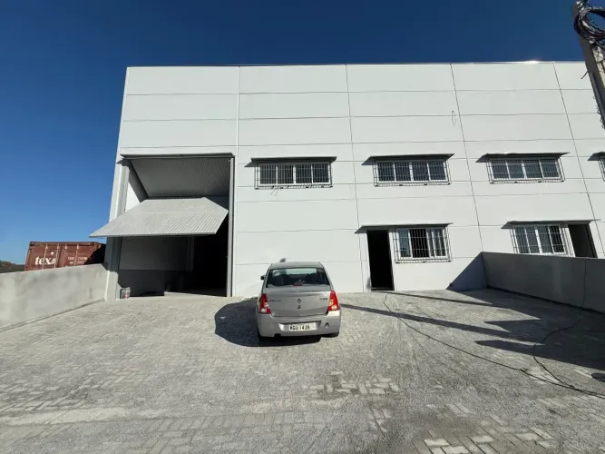 Galpão para aluguel tem 470 metros quadrados em Pachecos - Palhoça - SC