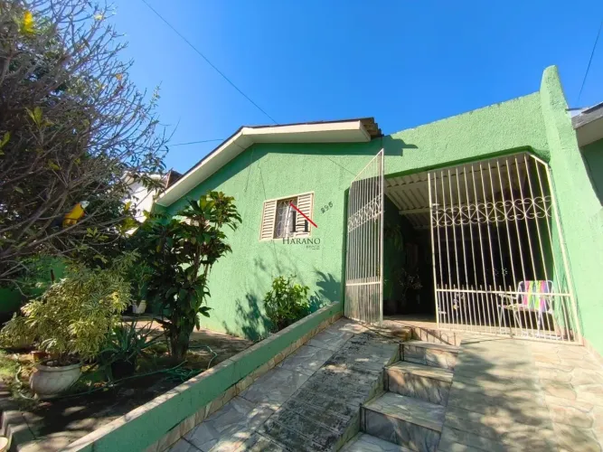 Casa com 3 quartos e edícula completa nos fundos