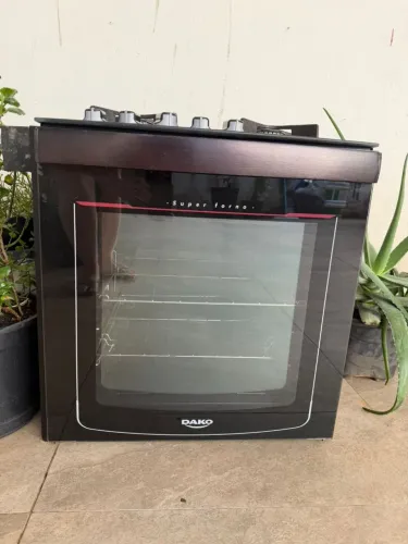 Fogão de embutir 4 bocas com forno a gás.