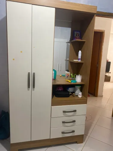 Vende-se guarda roupa de solteiro, sem marcas de uso. Valor R$400,00 dinheiro ou pix