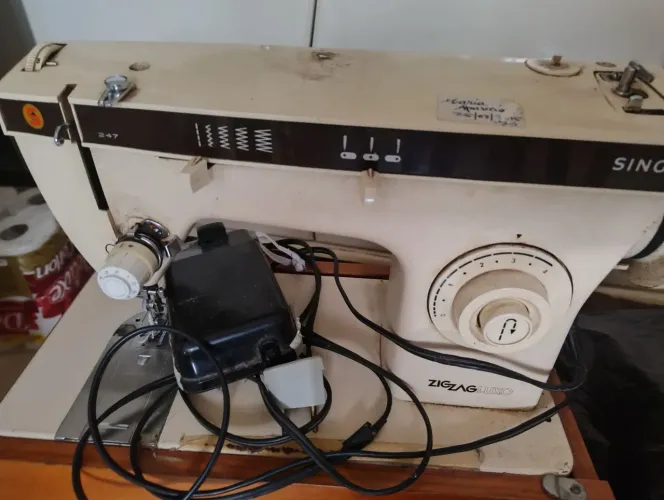 MÁQUINA DE COSTURA 