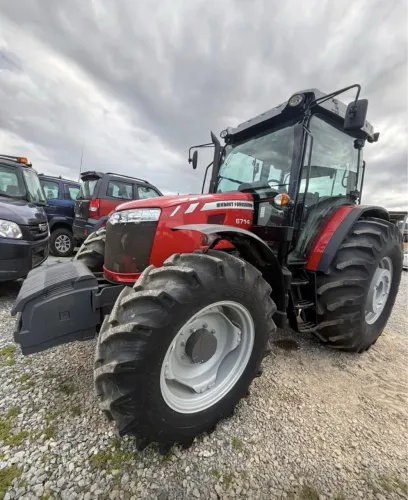 Trator Massey Ferguson 6714 ano 2024 com apenas 50 horas, ar condicionado, em SC