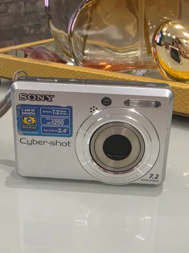 ** Câmera digital Sony Cyber Shot 7.2 R$ 100,00 (só funciona com pilha recarregável)